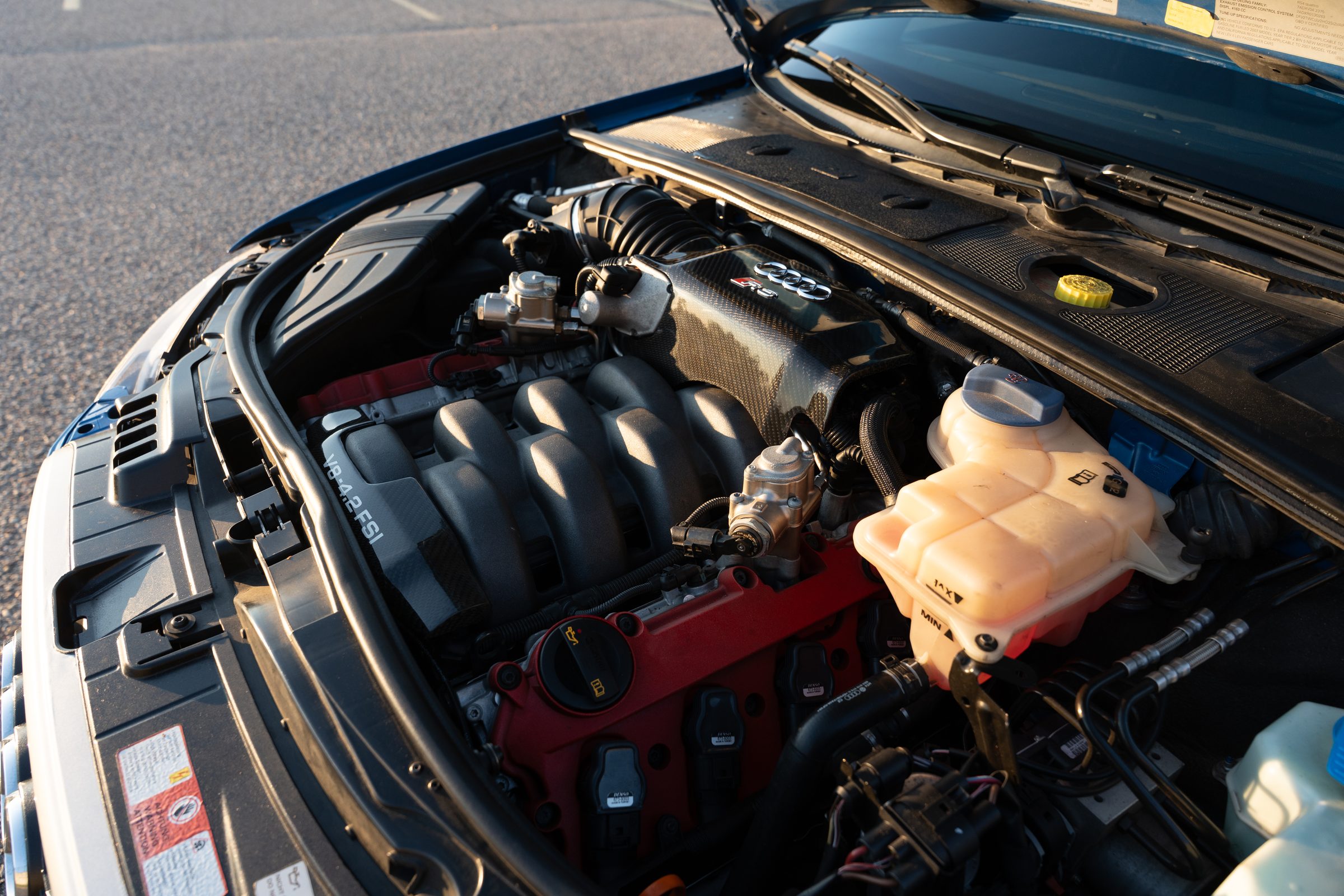 4.2 FSI V8 engine bay with carbon intake