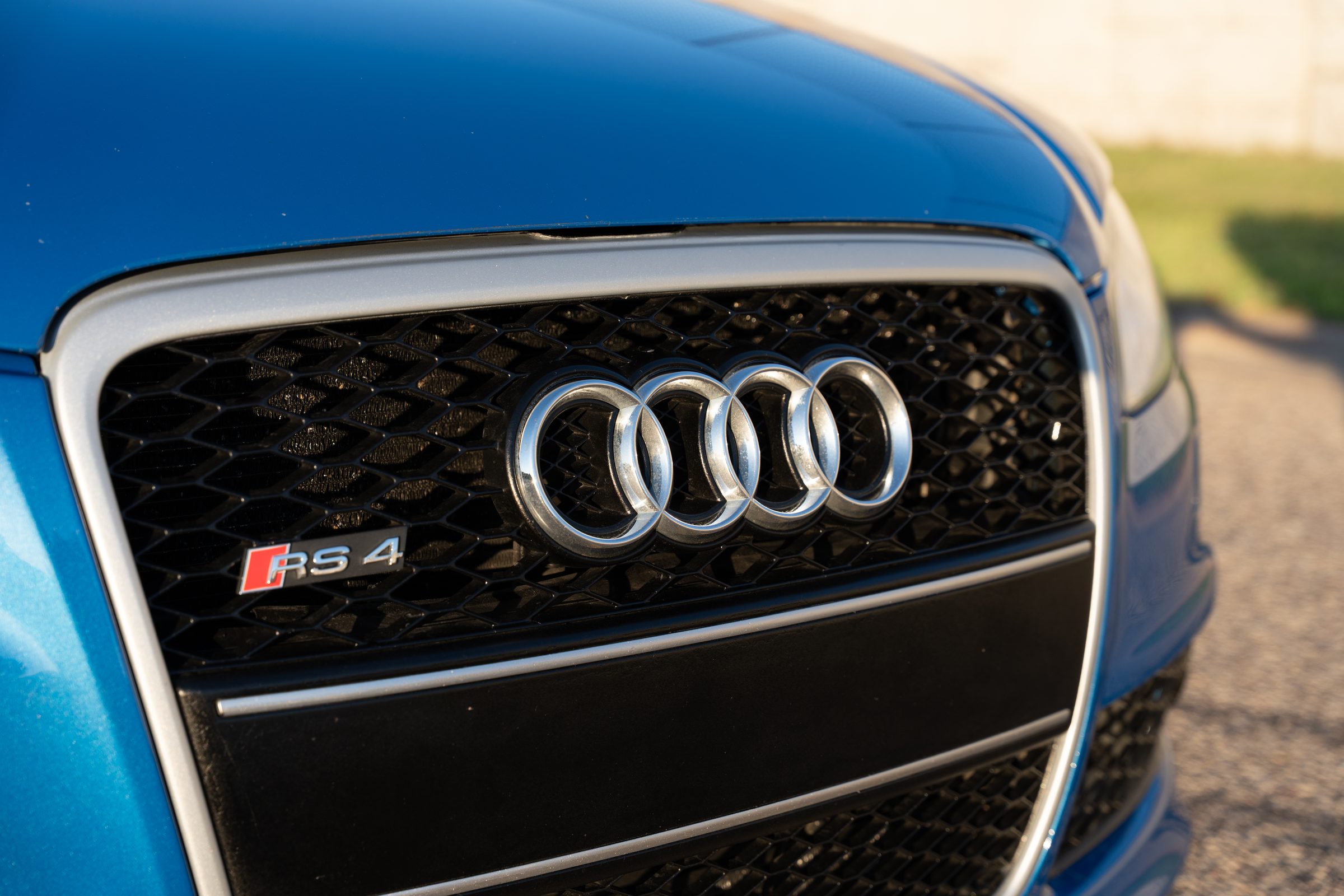 Grille and RS4 badge close-up