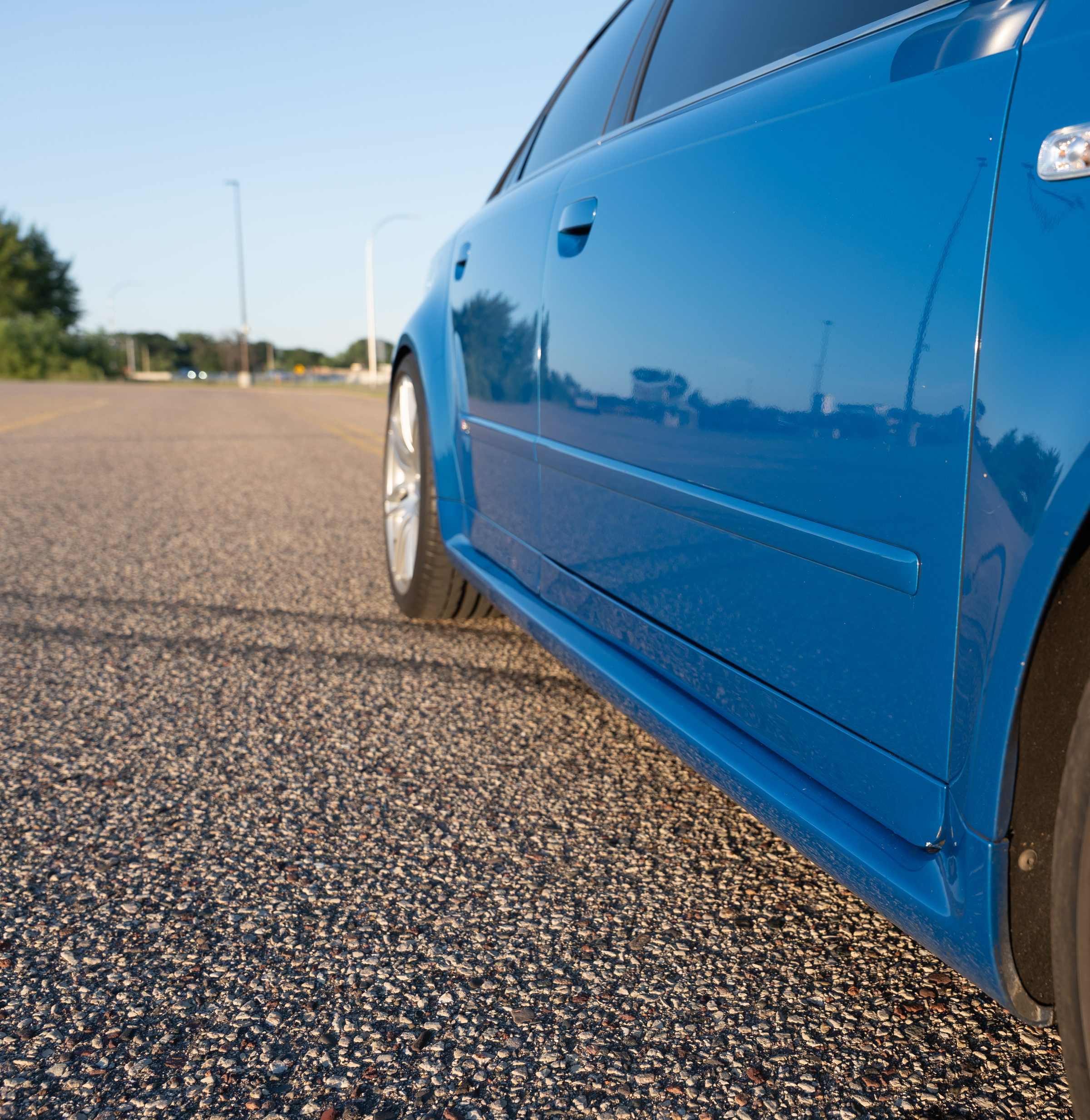 Low angle side sill and wheel